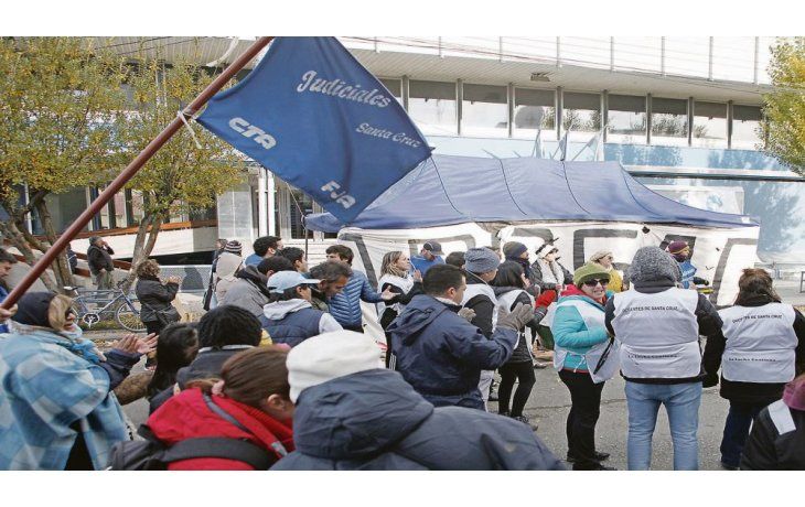 ámbito.com | goteo. Un salvataje financiero nacional permitiría sortear momentáneamente la dificultad para el pago de los salarios atrasados, en una provincia que exhibe una crisis económica y política de larga data.