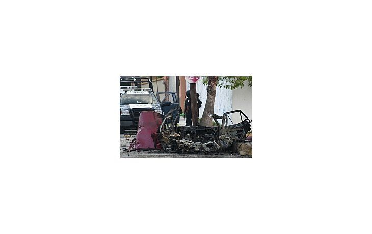 El coche explotó en la madrugada.