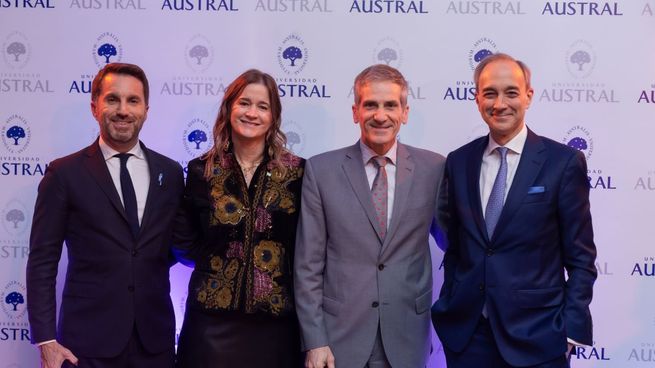 El periodista Gonzalo Aziz, la directora de Desarrollo Institucional, Laura Blaquier; el rector de la Universidad Austral, Julián Rodríguez, y el secretario de Educación de la Nación, Carlos Torrendell.
