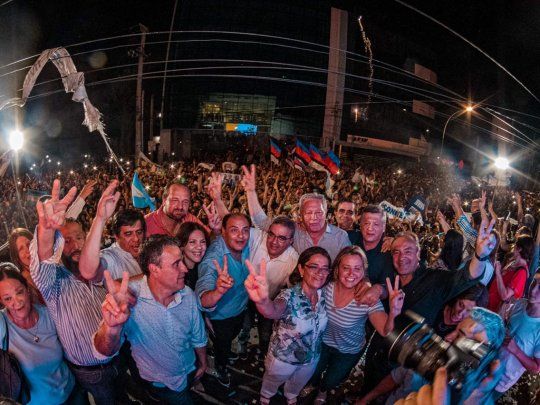 El gobernador electo Raúl Jalil y la mandataria saliente y diputada nacional electa, Lucía Corpacci, durante los festejos tras un triunfo histórico en Catamarca.