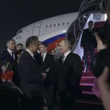 Vladímir Putin fue recibido por el ministro de Asuntos Exteriores chino, Wang Yi, con una guardia de honor y una alfombra roja. Vladímir Putin fue recibido por el ministro de Asuntos Exteriores chino, Wang Yi, con una guardia de honor y una alfombra roja.