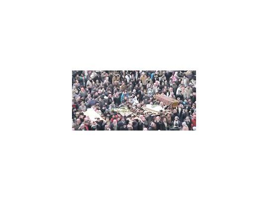 La ciudad siria de Idlib (norte) fue ayer escenario de un cortejo fúnebre en homenaje a las últimas víctimas de la represión oficial. La población sube sus videos y fotos a las redes sociales, única forma de evitar la férrea censura del régimen.