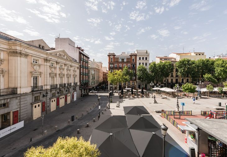 La Plaza de Santa Ana, en el corazón del barrio de Las Letras, reúne bares, teatros y hoteles del centro madrileño La Plaza de Santa Ana, en el corazón del barrio de Las Letras, reúne bares, teatros y hoteles del centro madrileño