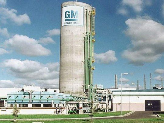 Al notificar la novedad a los empleados, autoridades de GM indicaron que necesitan adelantar vacaciones de los operarios a la espera de la venta al menos una parte mínima del stock que acumula en sus playas y galpones.