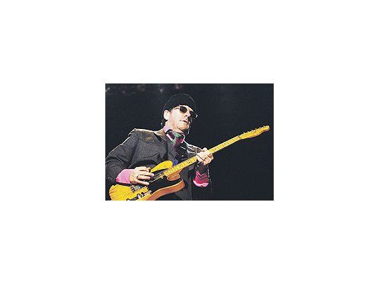 El Festival BUE fue un marco algo extraño para el esperado debut argentino de Elvis Costello,y muchos de los que fueron a ver y oír a otras bandas ni siquiera lo conocían.