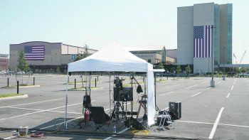PAISAJE INÉDITO. Canales de TV estadounidenses apostaron móviles frente al Chase Center de Wilmington, Delaware, donde se pronunciarán algunos discursos de la Convención Nacional Demócrata, reconvertida en un evento mayormente virtual debido a la pandemia.