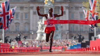 Kipchoge, que ganó la edición 2018, tiene el récord mundial en la distancia.