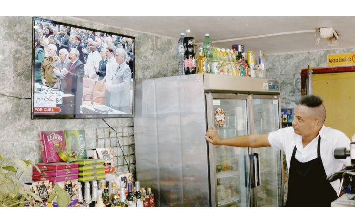 ámbito.com | Atención. Un televisor proyecta la sesión del parlamento cubano en la que se formalizó la postulación de Miguel Díaz-Canel a la Presidencia. Pese a las presunciones, la transición genera expectativas de apertura.