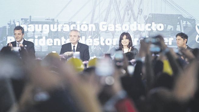 Unidad. Sergio Massa, Alberto Fernández, Cristina de Kirchner y Axel Kicillof ayer en el escenario del acto.