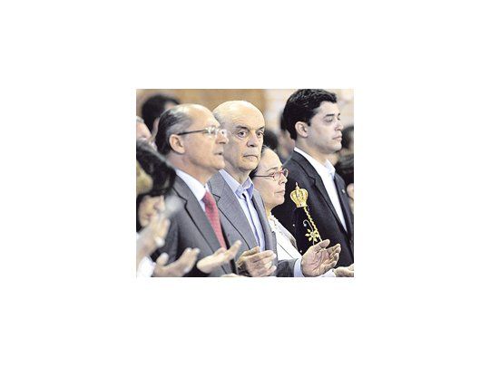 José Serra, el candidato opositor a la presidencia de Brasil, concurrió ayer a la Basílica de la Aparecida, en un gesto calculado para mantener vigente el factor religioso en la campaña electoral, el mejor filón que ha encontrado para horadar a la oficialista Dilma Rousseff.