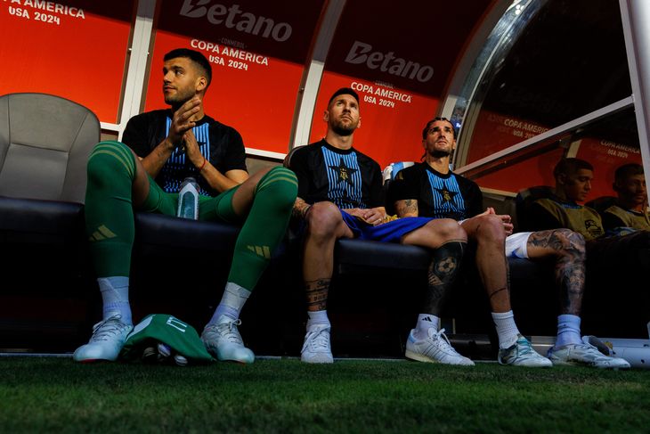 Gerónimo Rulli is sitting on the bench of the Argentine National Team alongside Lionel Messi and Rodrigo De Paul, at the Copa América being played in the United States. The goalkeeper will be one of the elders in Paris 2024.