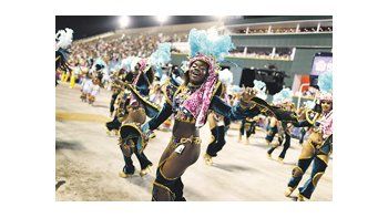 ámbito.com | El show del carnaval sigue vigente en Río de Janeiro, pero ante la falta de aportes del negocio de las apuestas ilegales, las comparsas deben recurrir al financiamiento de las empresas privadas.