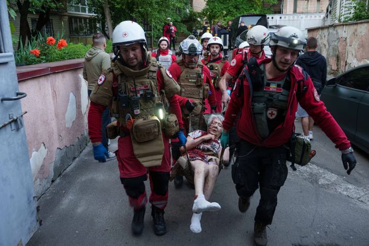 Camilleros de la Cruz Roja rescatan a una mujer luego del ataque ruso a un barrio de Kiev este domingo. Camilleros de la Cruz Roja rescatan a una mujer luego del ataque ruso a un barrio de Kiev este domingo.