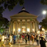 Llega una nueva edición de la Noche de los Museos con más de 300 propuestas en la Ciudad de Buenos Aires. Llega una nueva edición de la Noche de los Museos con más de 300 propuestas en la Ciudad de Buenos Aires.