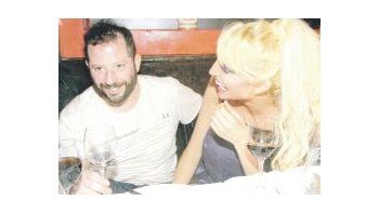 Vicky Xipolitakis le agradeció a Papá Noel porque le trajo de regalo el amor, personificado en el diputado José Ottavis.