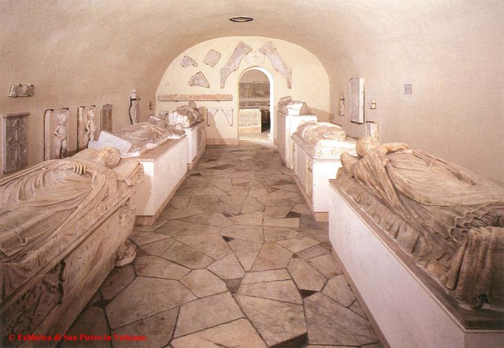 Grutas del Vaticano con algunos de los catafalcos Papales. Están abiertas al público. Grutas del Vaticano con algunos de los catafalcos Papales. Están abiertas al público.
