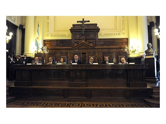 Los jueces de la Corte Suprema Raúl Zaffaroni, Enrique Petracchi, Elena Highton de Nolasco, Ricardo Lorenzetti, Carlos Fayt, Juan Carlos Maqueda y Carmen Argibay firmaron la Acordada para solicitar el presupuesto 2013.