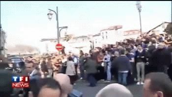 Mal momento para Sarkozy: tras ser abucheado, debió refugiarse en un bar