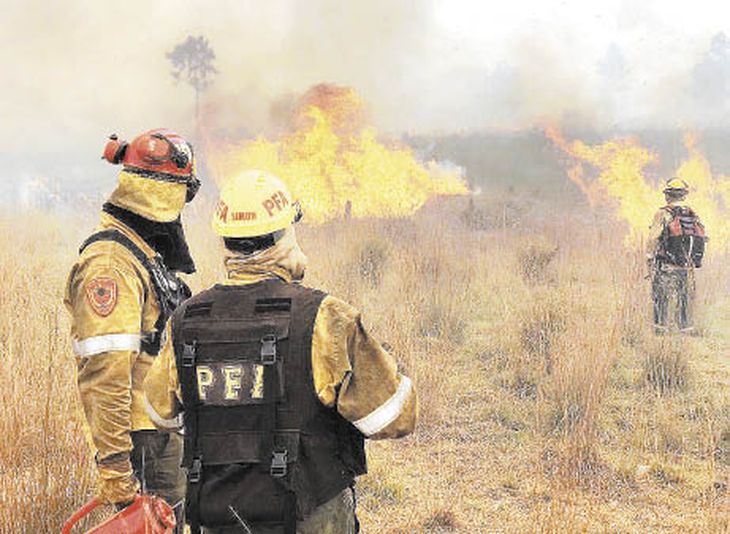 presente. El avance implacable del fuego consumió ya unas 800 mil hectáreas de la provincia. La lluvia llevó sólo algo de alivio.