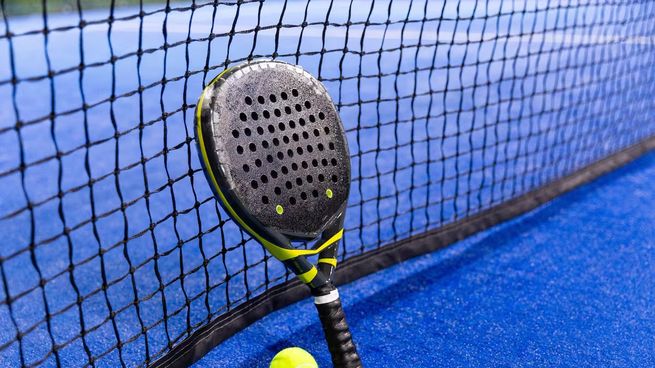El PadelGrab, accesorio ligero y práctico, revoluciona el juego al permitir recoger pelotas sin agacharse y ya atrae a millones de jugadores.