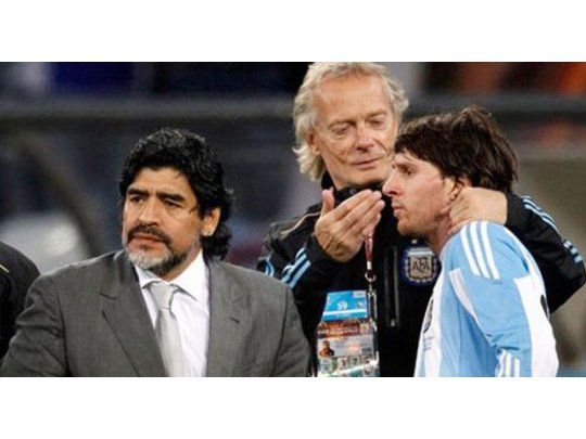 Signorini abraza a Messi.