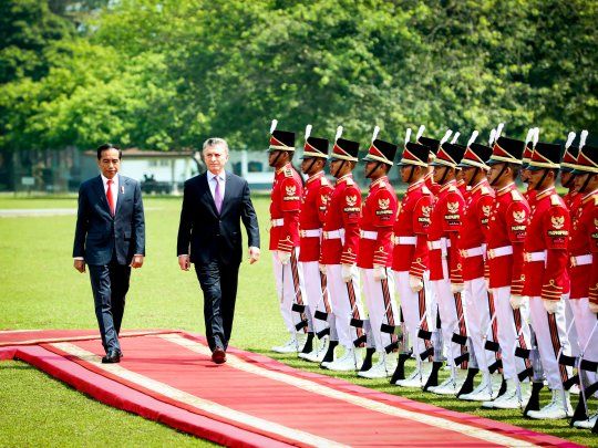 El presidente Mauricio Macri visitó el Palacio Presidencial de Bogor, donde fue recibido por su par Joko Widodo.