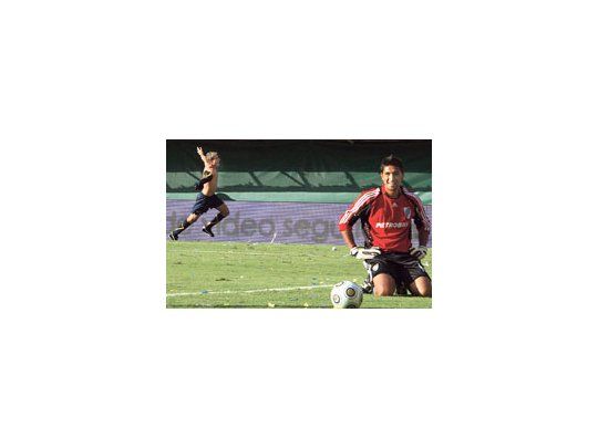 Daniel Vega sufre el gol en el clásico ante Boca. Es de los pocos que hoy provocan más elogios que críticas de parte de propios y extraños.