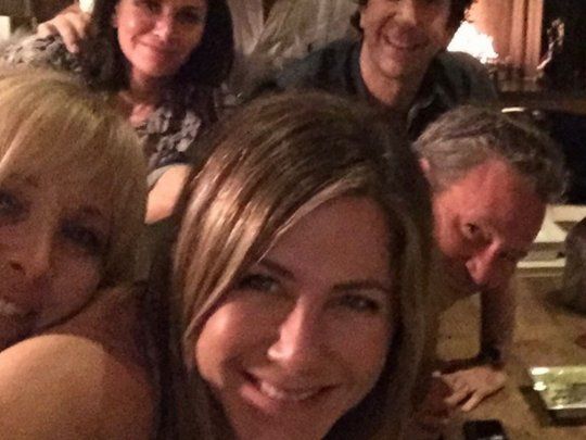 Jennifer Aniston eligió una foto junto a sus excompañeros de Friends para el debut de su cuenta de Instagram.