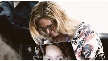 Alivio. Carola Labrador se quebró al escuchar la sentencia abrazada a una foto de su hija. Aseguró que la niña ahora descansa en paz.