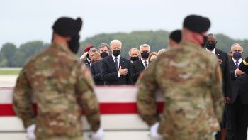 biden recibio los restos de los soldados muertos en afganistan