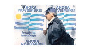ámbito.com | El apoyo colorado a la fórmula nacionalista encabezada por Luis Lacalle empareja los tantos de cara al balotaje uruguayo del 29 de noviembre. Comienza una nueva campaña, que se intuye más dura que la que culminó en la votación del domingo.