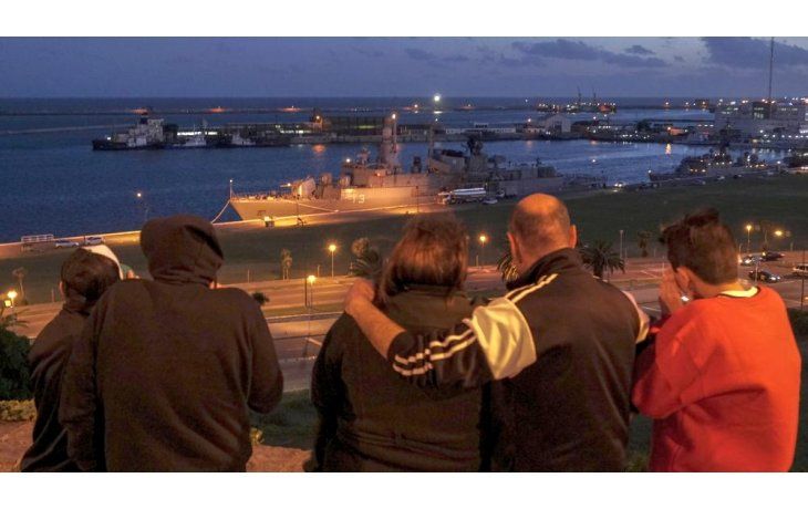 Una sonda captó en el mar un ruido a 200 metros de profundidad, pero descartaron que se trate del ARA San Juan. Por otra parte, la Armada confirmó que la nave sufrió un cortocircuito en una de sus baterías antes de perder contacto. Condiciones climáticas desfavorables dificultan el operativo de búsqueda.