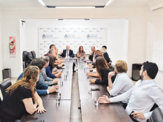 Reuni&oacute;n. . La ministra de Seguridad Sabina Frederic ayer junto a legisladores porte&ntilde;os del bloque kirchnerista. &nbsp;