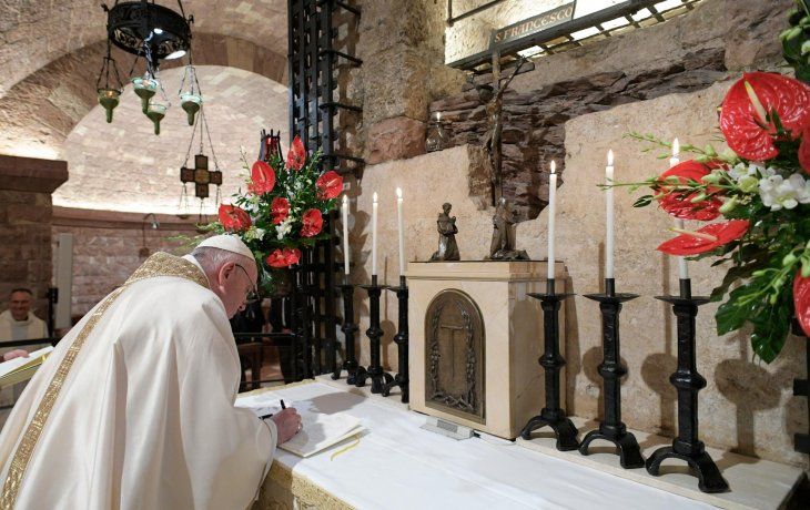 En el entorno del papa Francisco se desplegaron medidas de prevención.