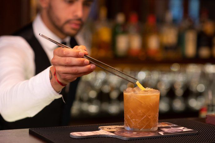 It has the caipiroska, with vodka, lime and syrup, and the Piropos Peronistas, which has vodka, cranberries, ginger, lime and grapefruit, both made with Absolut. It has the caipiroska, with vodka, lime and syrup, and the Piropos Peronistas, which has vodka, cranberries, ginger, lime and grapefruit, both made with Absolut.