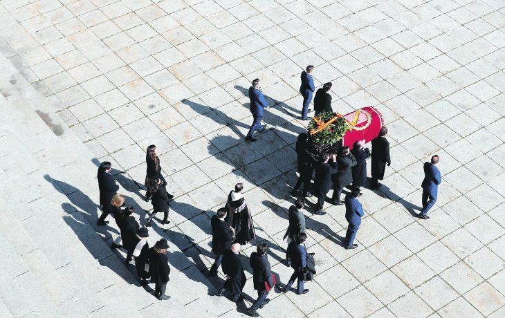 Salida. Ocho familiares de Francisco Franco sacaron a hombro su f&eacute;retro del mausoleo del Valle de los Ca&iacute;dos.