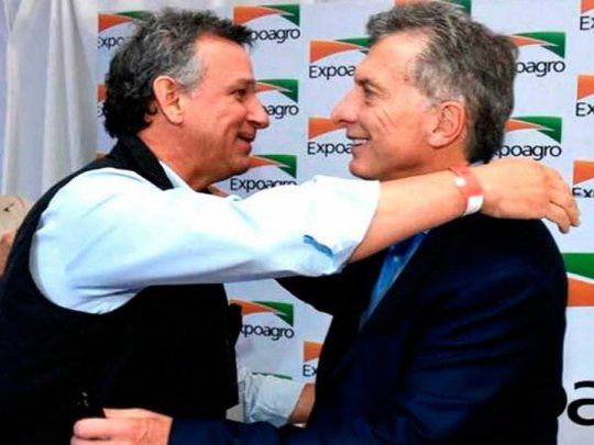 El expresidente Mauricio Macri en un afectuoso saludo con Fernán Saguier en Expoagro.