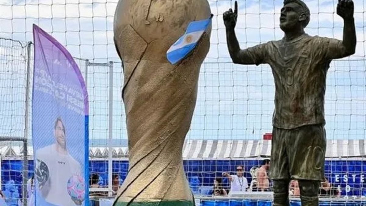 They presented the first statue of Messi as world champion in Mar del Plata