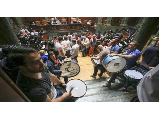 Trabajadores nucleados en ATE ingresaron con bombos y pirotecnia durante la exposición del jefe de Gabinete de la Ciudad, Felipe Miguel.