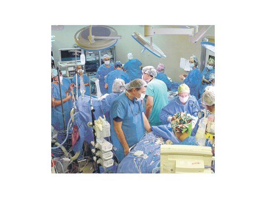 Unos 40 profesionales participaron de la delicada operación.
