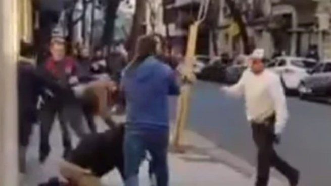 Un encargado de edificio recibió una brutal golpiza tras un accidente de tránsito en Recoleta