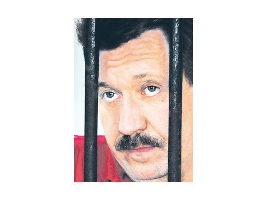 Víctor But es un ex espía de los servicios soviéticos que se convirtió en un hombre de negocios tras el colapso del comunismo. Su servicio de transporte aéreo a gran escala pronto mutó al oscuro tráfico ilegal de armas.