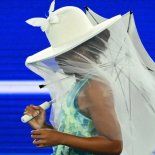 El extravagante look con el que Naomi Osaka ingresó al estadio en la previa del Australia Open 2026. El extravagante look con el que Naomi Osaka ingresó al estadio en la previa del Australia Open 2026.