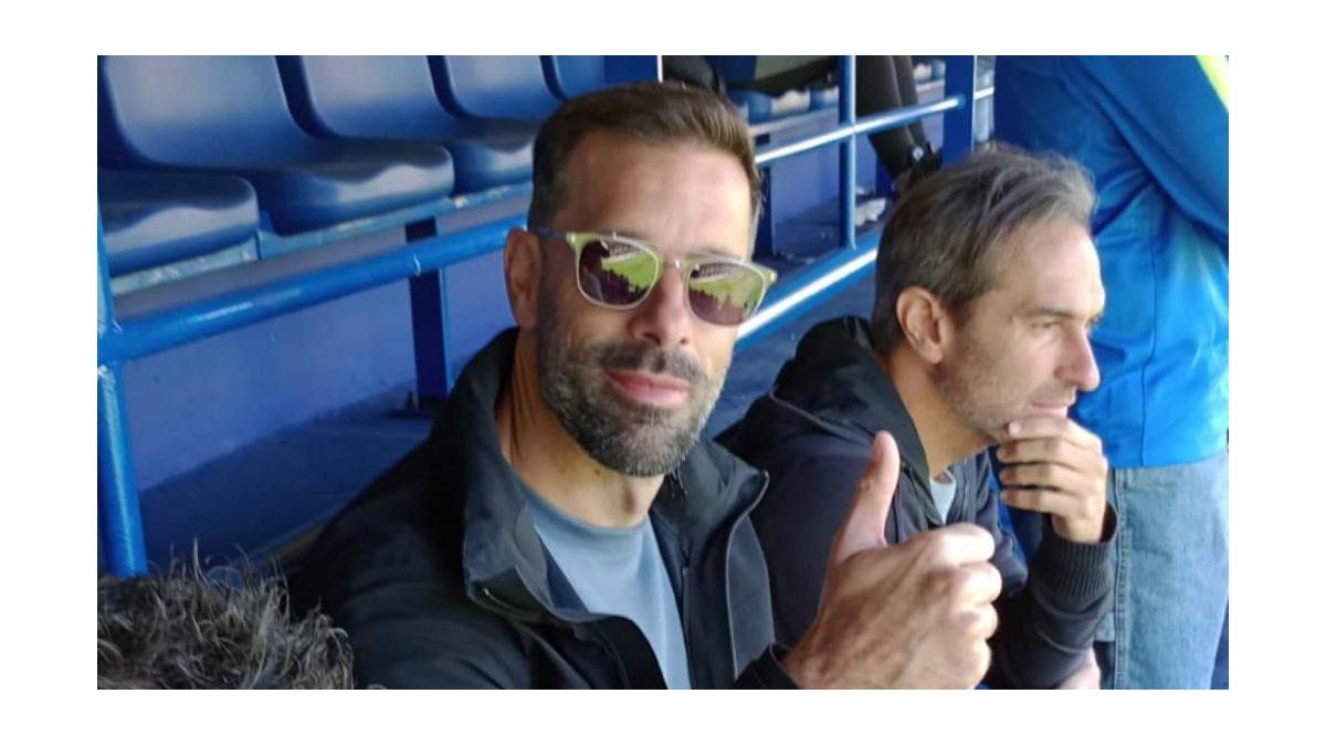 Luxury presence at La Bombonera: Ruud van Nistelrooy, ready to watch the Superclásico