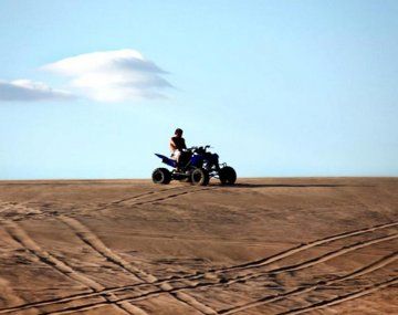 Buscan prohibir la circulación de motos, cuatriciclos y autos por las playas de la Costa. Buscan prohibir la circulación de motos, cuatriciclos y autos por las playas de la Costa.