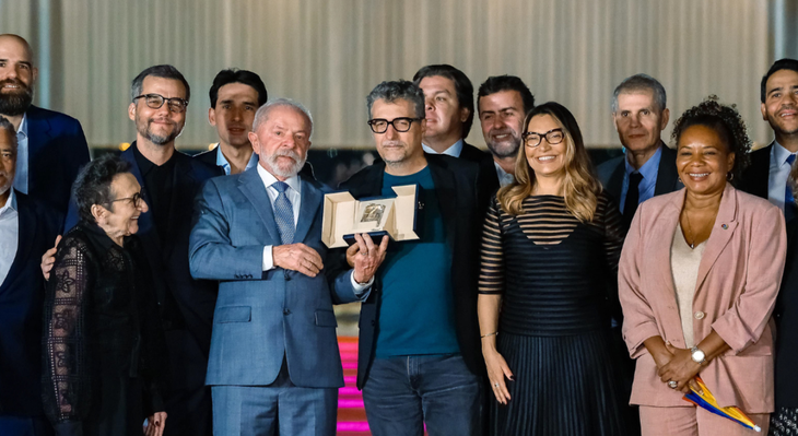 Lula Da Silva junto al director y elenco de Lula Da Silva junto al director y elenco de