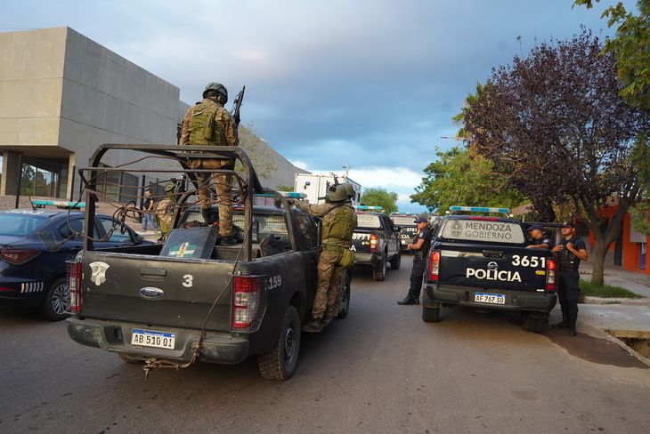 40 fueron los allanamientos llevados a cabo por las autoridades de Mendoza. 40 fueron los allanamientos llevados a cabo por las autoridades de Mendoza.