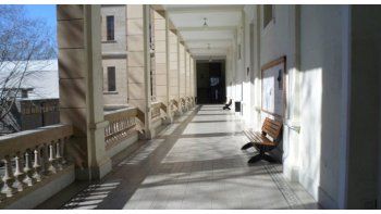 La joven se disparó dentro del establecimiento (Foto Facebook Colegio Nacional de La Plata)
