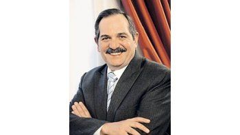 La Legislatura aprobó el decreto firmado por el gobernador, mediante el cual se otorga al Club Atlético Tucumán, del cual es hincha, $ 1 millón. Idéntica ayuda se dará a San Martín.