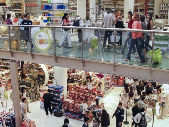 Los shoppings e hipermercados solo podrán admitir hasta 200 personas en sus establecimientos.